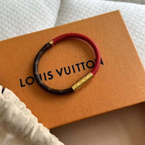 Louis Vuitton bracelet is also in great condition! - Picture 5 of 5